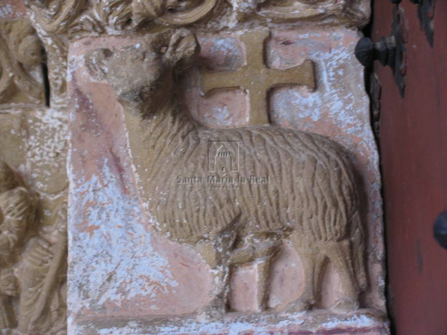 Detalle en la parte interior de la jamba izquierda de la portada sur. Cordero de Dios