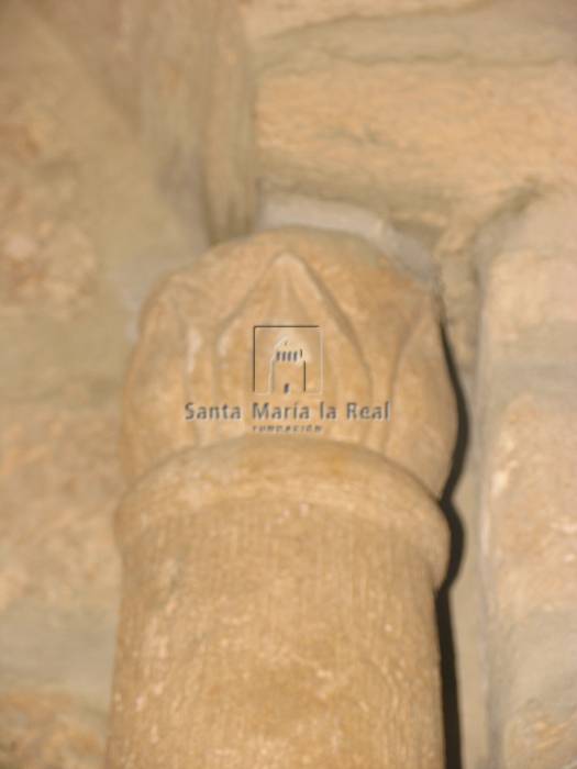 Detalle de la columna original románica