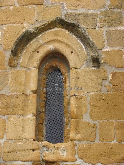 Ventana de rosca apuntada con decoración interna en el muro del evangelio