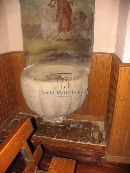 Pila bautismal en una capilla a los pies del templo en el lado del evangelio