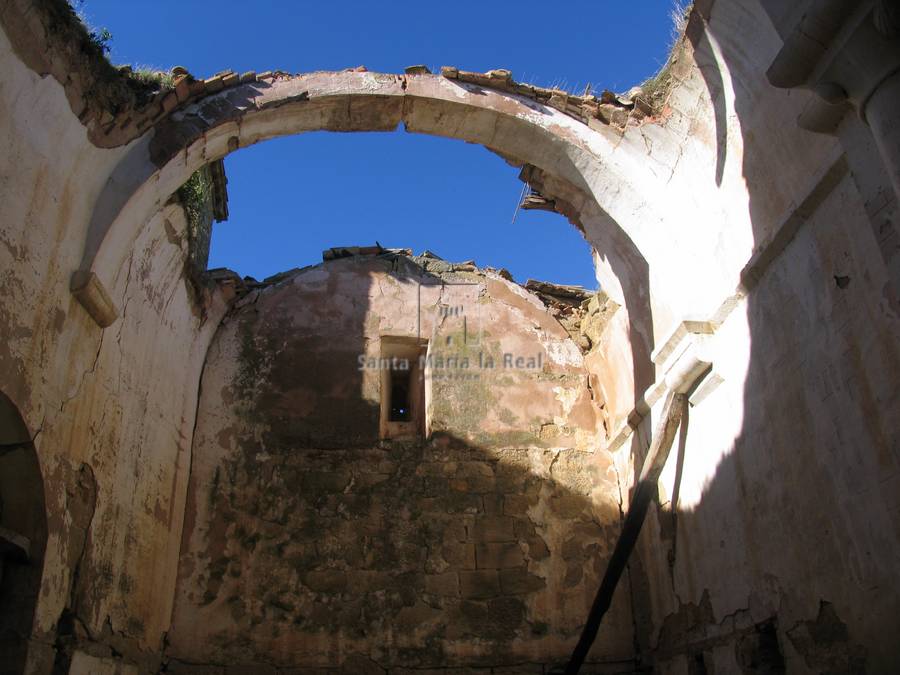 Detalle interior de los arcos de la nave y del deterioro existente desde los pies