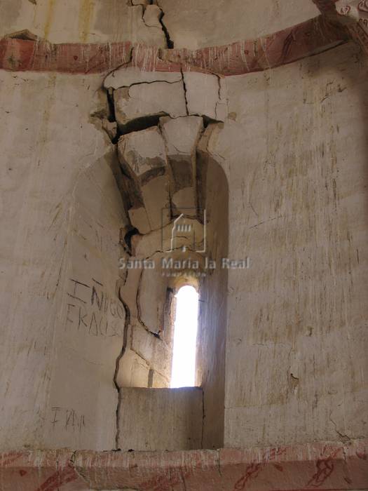 Detalle interior de la ventana del ábside