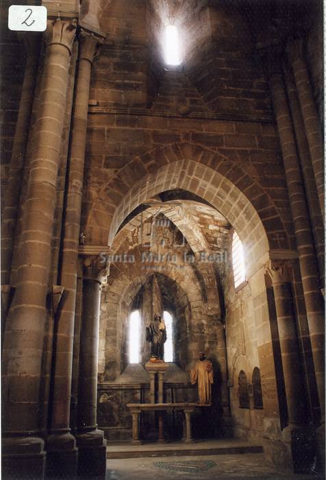 Capilla interior de la nave de la iglesia abacial