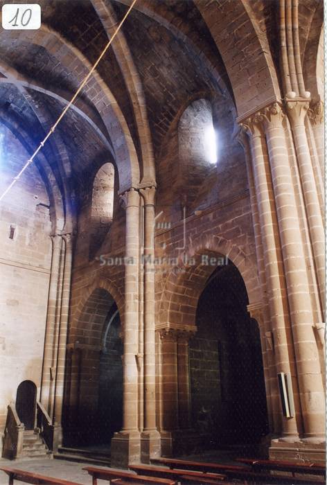 Vista desde el transepto de capillas laterales septentrionales de la cabecera