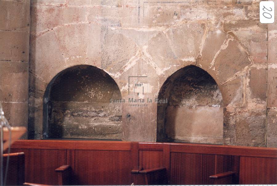 Hornacinas cegadas del ábside, en el muro bajo del lado de la epistola