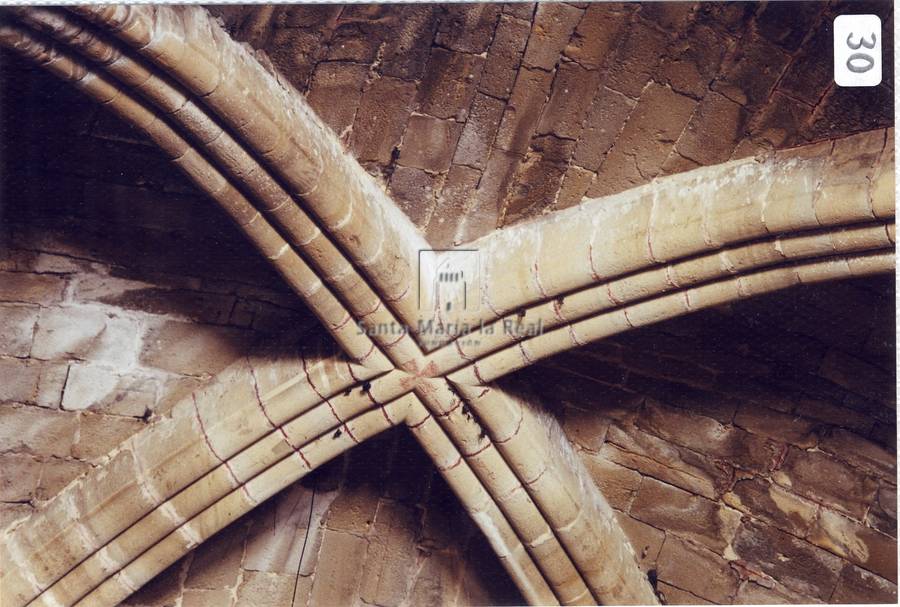 Nervios que trazan  arcos de medio punto que forman la bóveda de cruceria del interior