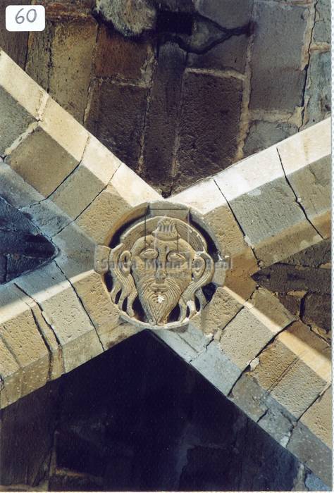 Detalle de clave de Cristo con nimbo crucífero en  bóveda de cruceria de la nave central