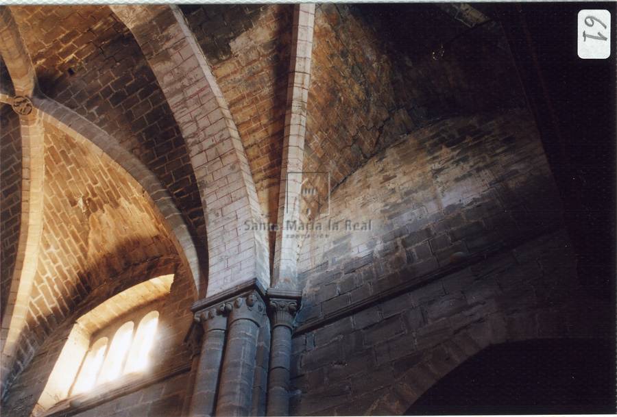 Detalle de bóvedas y ventana trilobulada en el muro meridional