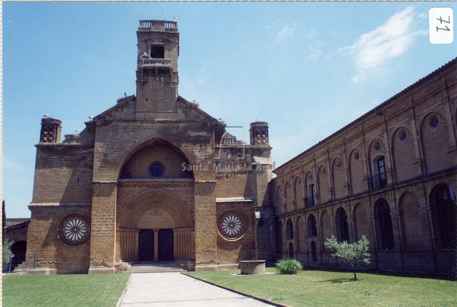 Vista exterior de la fachada occidental