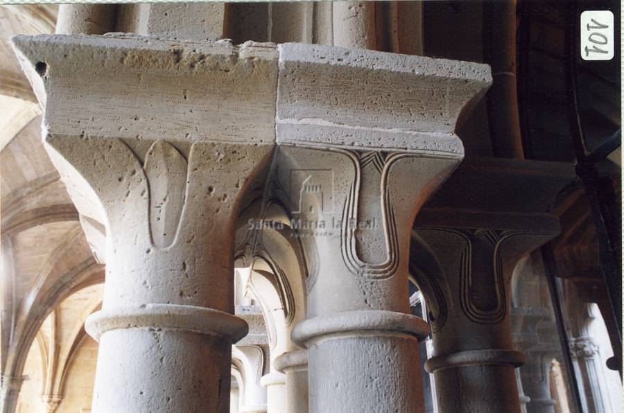 Capiteles de columnas dobles del acceso a sala capitular