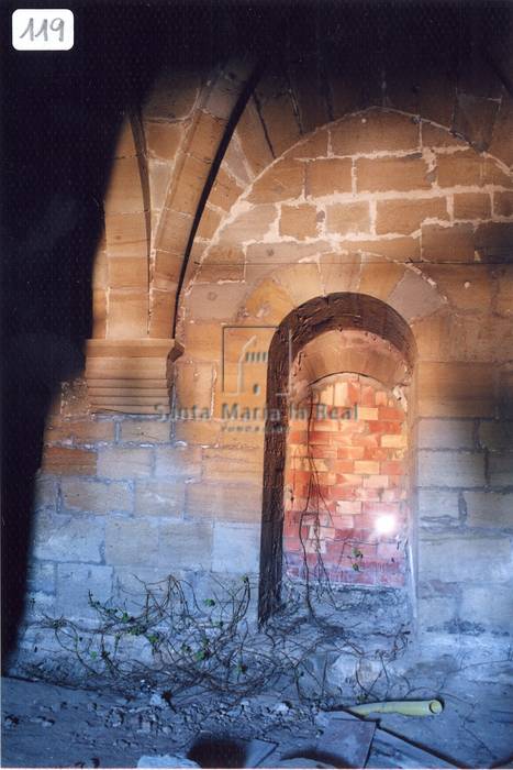 Puerta cegada del interior de la sala de los monjes