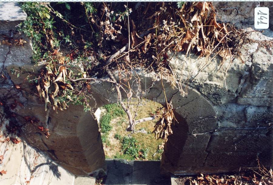 Arco del exterior de las dependencias monacales