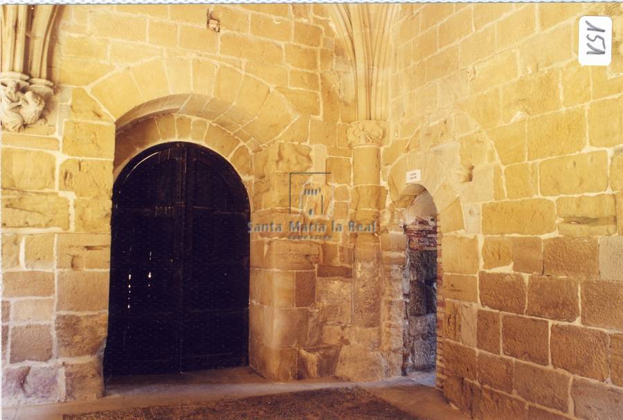 Detalle de puerta de acceso en el interior del claustro