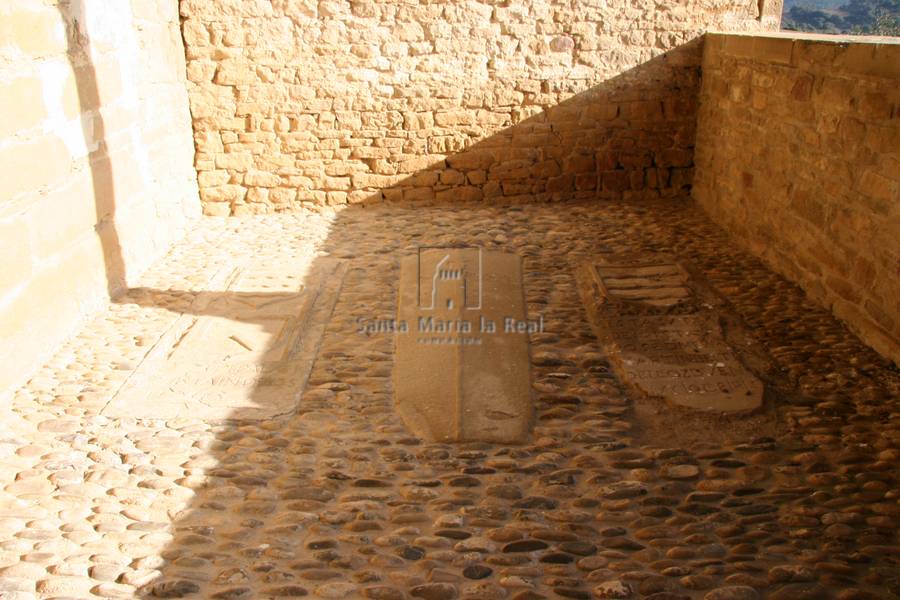 Detalle interior de unas tumbas en el  pórtico desde el oeste