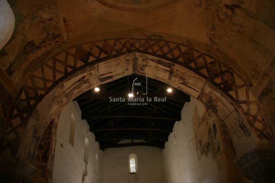 Detalle del arco de embocadura del ábside desde el este y detalle de las pinturas murales góticas