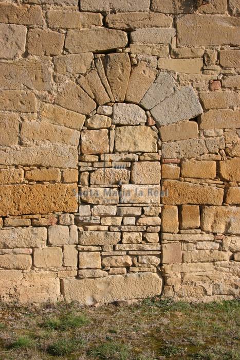 Detalle de una puerta de medio punto tapiada en el muro oeste