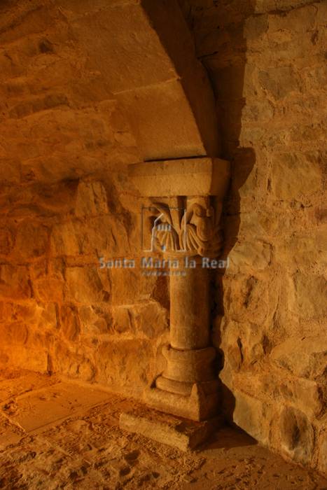 Detalle de la columna en el interior de la cripta