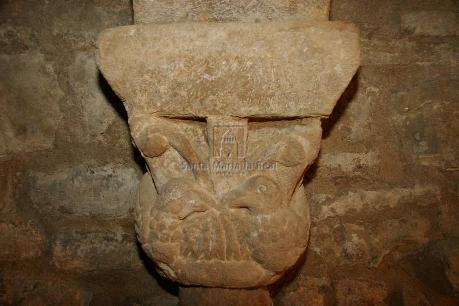 Capitel en el interior de la cripta