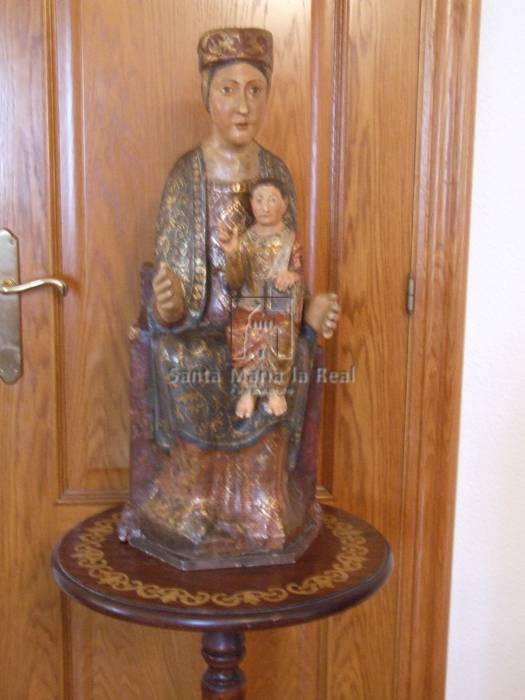 Vista frontal de la imagen de la Virgen con el Niño