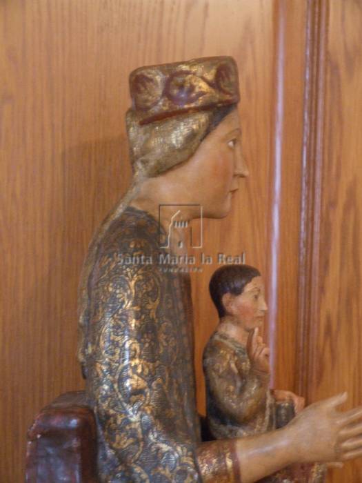 Vista lateral de la imagen de la Virgen con el Niño