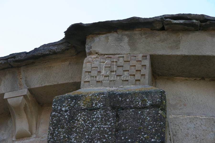 Detalle del sillar labrado del contrafuerte en el muro sur