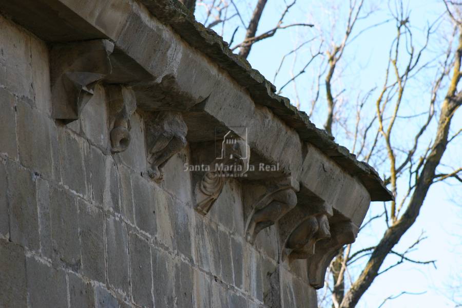 Detalle de la cornisa de la fachada norte