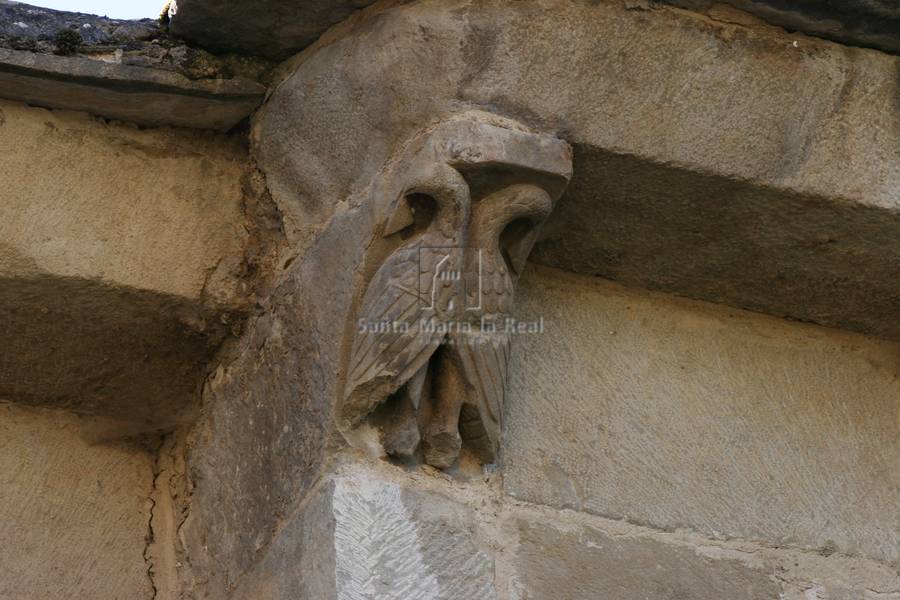 Canecillo del muro norte de la nave. Dos pajaros que unen sus torsos