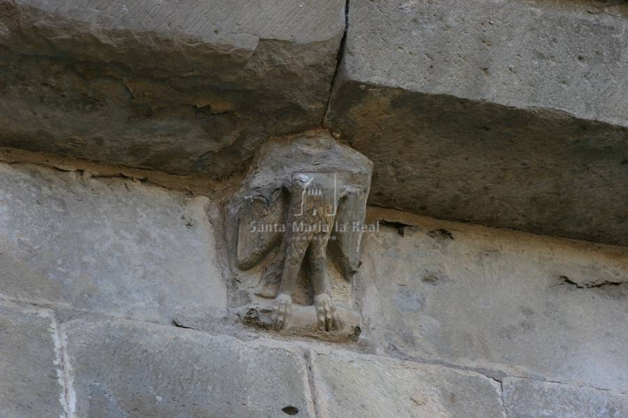 Canecillo del muro norte de la nave. Águila explayada con un animal entre las piernas