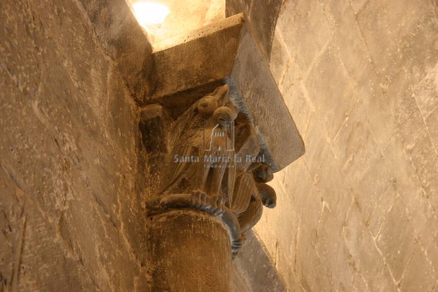 Capitel del interior en el muro sur de la nave. Dos águilas explayadas en esquina