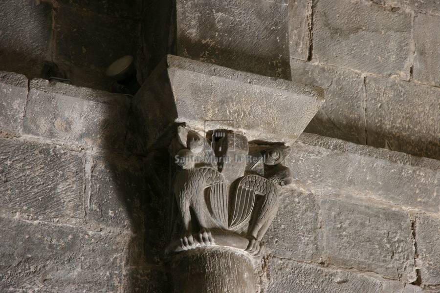 Capitel del interior en el muro sur de la nave. Dos águilas explayadas en esquina