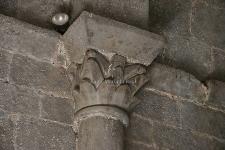 Capitel del interior en el muro norte de la nave. Hojas lisas