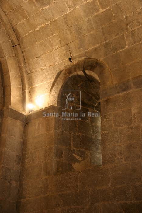 Detalle interior del vano en el muro sur de la nave