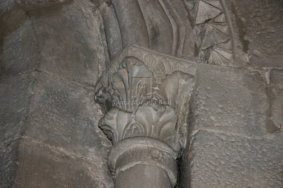 Capitel derecho de la ventana del ábside septentrional desde el interior