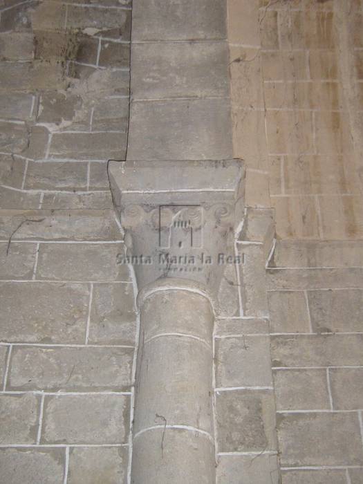Detalle de una semicolumna en el interior de la iglesia