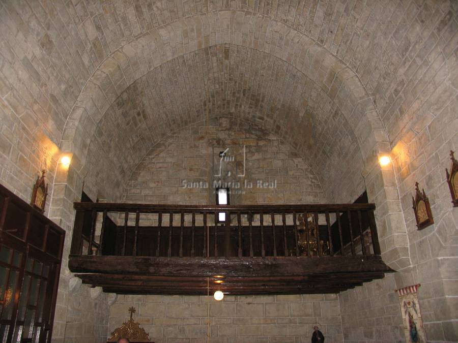 Vista interior del coro desde la cabecera