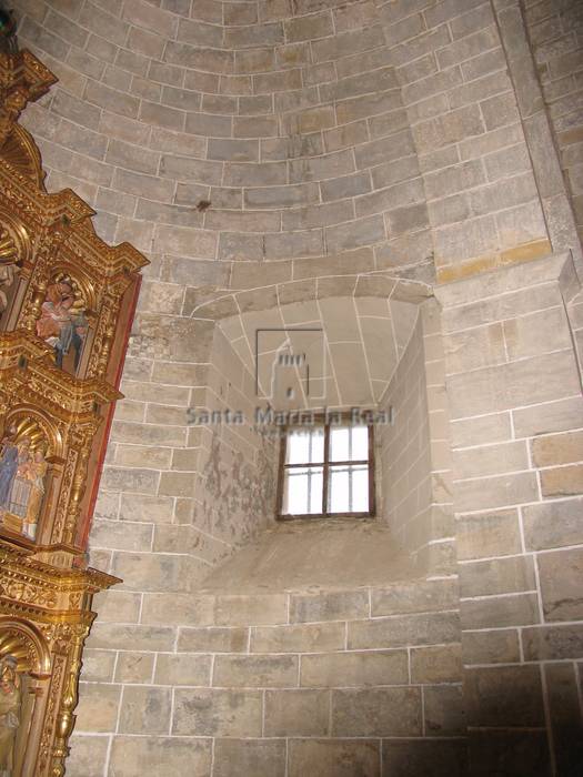 Detalle interior de una ventana del ábside