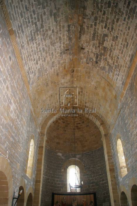 Detalle interior de la bóveda y del ábside desde los pies