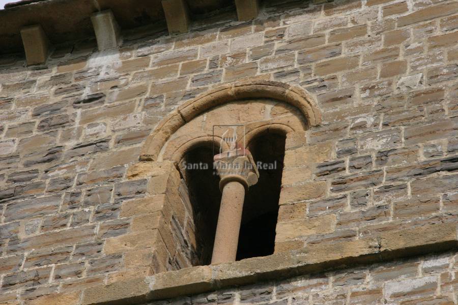 Detalle exterior de la ventana sur de la torre
