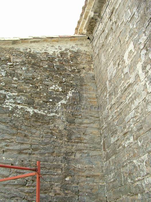 Vista exterior de los detalles de encuentro de muros en frente norte y contrafuerte