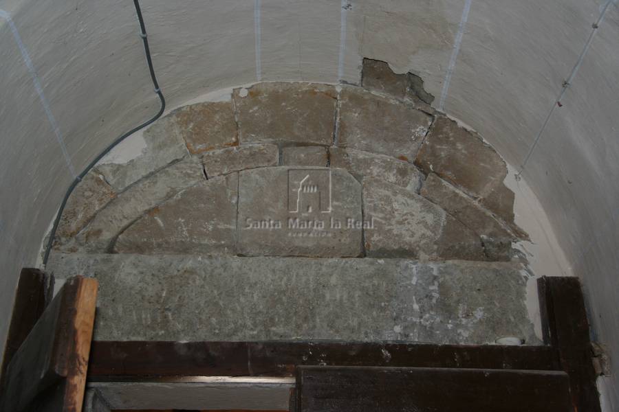 Detalle del tímpano y dintel desde la nave del templo