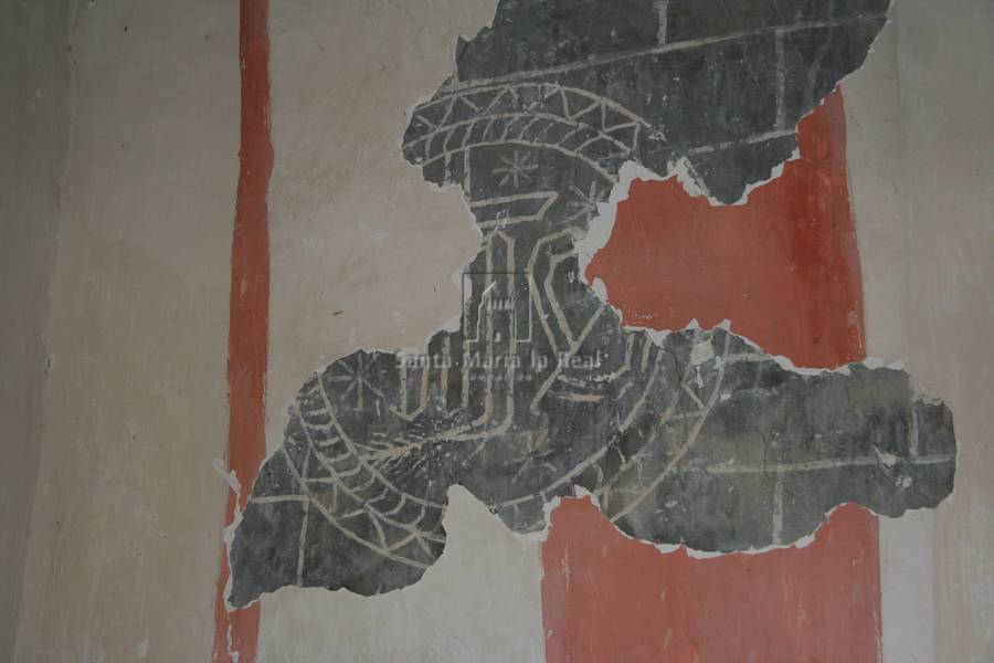 Detalle de pinturas en el muro este del interior del pórtico