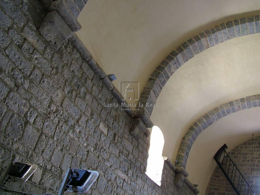 Detalle del interior de la bóveda y muro norte desde la cabecera