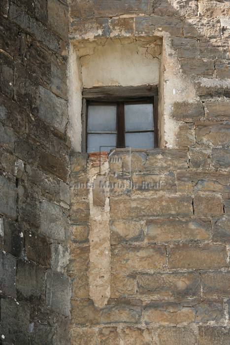 Detalle de la ventana en el muro sur del ábside