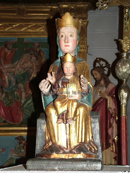 Vista frontal de la imagen de la Virgen sedente con el Niño