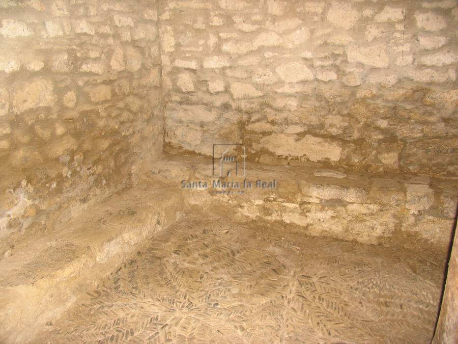 Detalle de la bancada de piedra que rodea el interior de la ermita