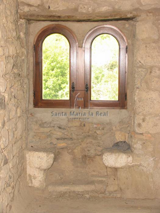 Detalle de las ventanas de la planta superior en el edificio anejo de la ermita