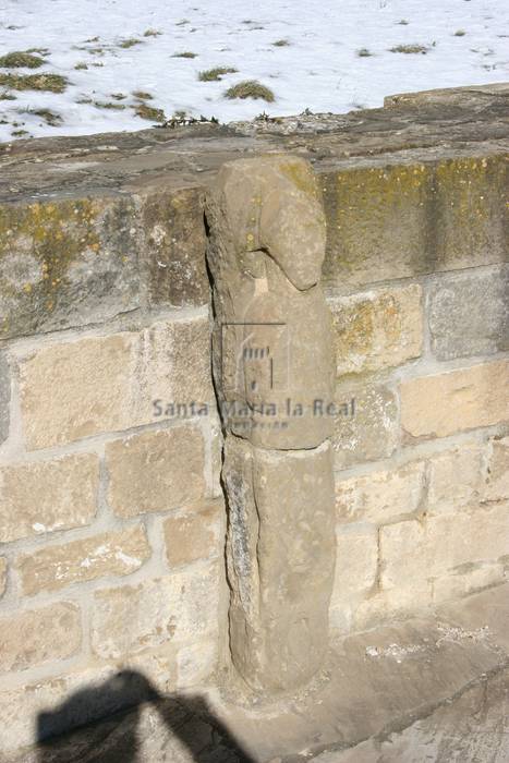 Estatua columna de una jamba que esta adherida en el muro interior norte