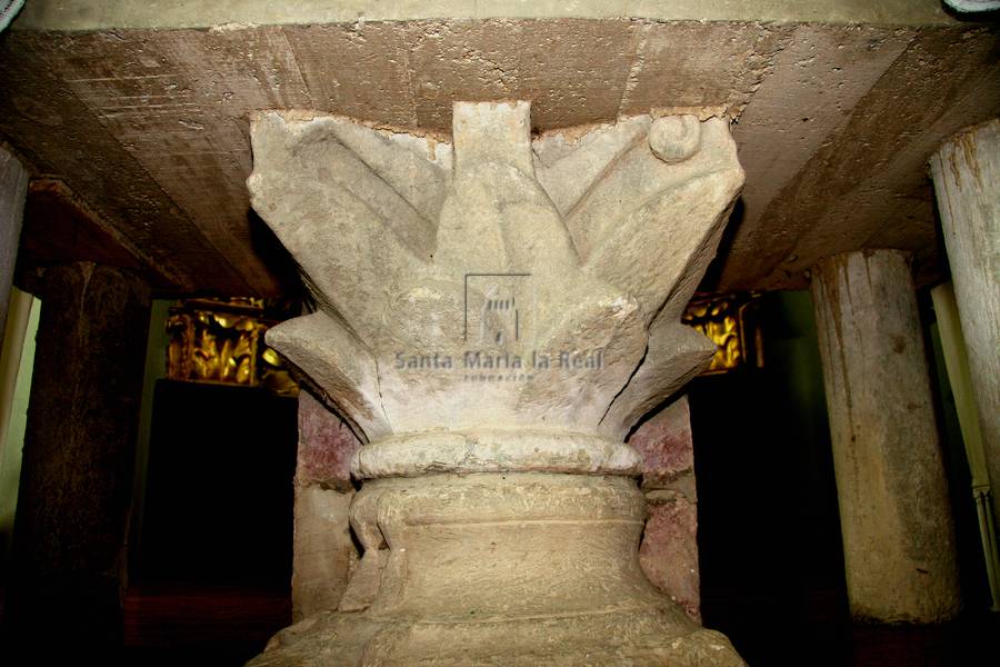 Capitel y basa reutilizados como soporte de altar