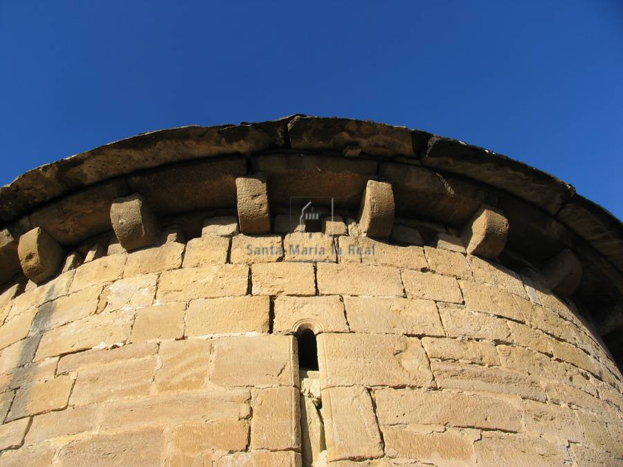 Detalle exterior de la cornisa del ábside