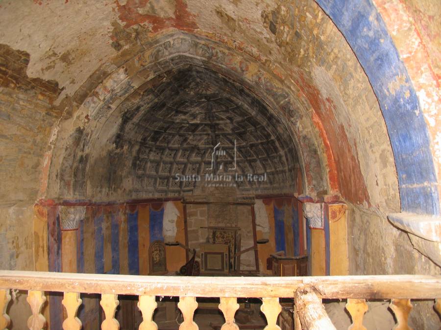 Detalle interior de la bóveda y arco fajón desde el coro